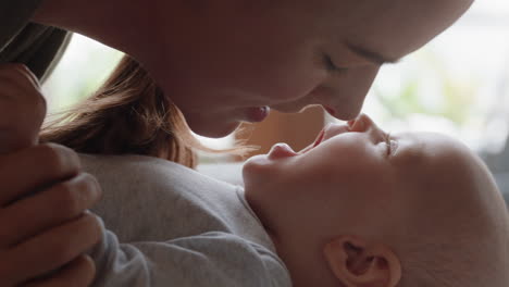 Nahaufnahme-Der-Mutter,-Die-Das-Glückliche-Baby-Küsst,-Lacht-Und-Die-Liebevolle-Mutter-Genießt,-Die-Ihr-Kleinkind-Zu-Hause-Pflegt