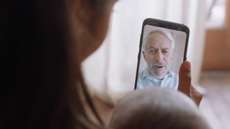 Junge-Mutter-Und-Baby-Chatten-Per-Video-Mit-Dem-Großvater-über-Das-Smartphone-Und-Winken-Der-Enkelin-Zu,-Die-Die-Familiäre-Verbindung-Genießt