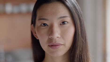 Porträt-Einer-Schönen-Asiatischen-Frau,-Die-Glücklich-Lächelt-Und-Einen-Natürlichen-Teint-Hat