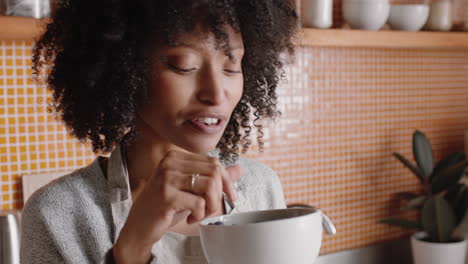 Junge-Afroamerikanische-Frau-Isst-Blaubeeren-Zum-Frühstück-Und-Genießt-Einen-Gesunden-Bio-Lebensstil,-Der-Sich-Zu-Hause-Entspannt