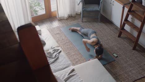 Oben-Sehen-Sie-Eine-Gesunde-Asiatische-Frau,-Die-Zu-Hause-Trainiert-Und-Im-Wohnzimmer-Side-Plank-übt,-Um-Morgens-Ein-Fitnesstraining-Zu-Genießen
