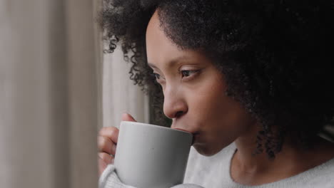 Schöne-Afroamerikanische-Frau-Schaut-Aus-Dem-Fenster,-Trinkt-Kaffee-Und-Genießt-Den-Frischen-Neuen-Tag-Und-Fühlt-Sich-Ausgeruht