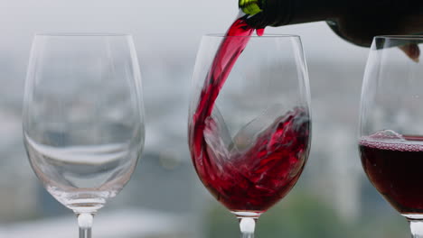 Eine-Flasche-Rotwein-Wird-In-Ein-Glas-Gegossen-Und-Feiert-Luxuriöses,-Feines-Essen