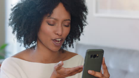 Hermosa-Mujer-Afroamericana-Teniendo-Video-Chat-Usando-Un-Teléfono-Inteligente-Lanzando-Un-Beso-Disfrutando-Charlando-Con-Un-Amigo-Despidiéndose