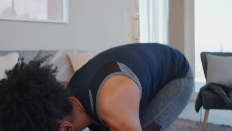 Gesunde-Frau-Trainiert-Zu-Hause-Und-Praktiziert-Yoga-Im-Wohnzimmer-Und-Genießt-Das-Morgendliche-Fitnesstraining