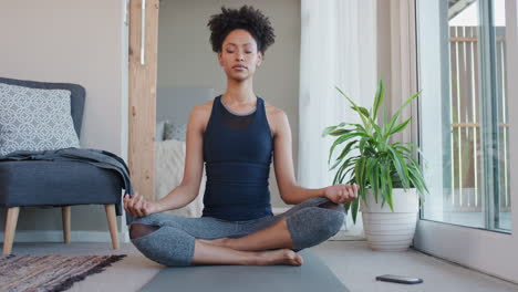 Mujer-De-Yoga-Saludable-Practicando-Meditación-En-La-Sala-De-Estar-Disfrutando-Del-Ejercicio-De-Atención-Plena-Por-La-Mañana-En-Casa