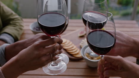 Nahaufnahme-Der-Hände-Beim-Toasten,-Trinken-Von-Rotwein,-Freunde,-Die-Gemeinsam-Feiern-Und-Das-Wiedersehen-Genießen