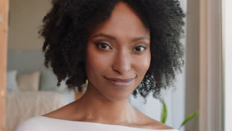 Porträt-Einer-Schönen-Afroamerikanischen-Frau,-Die-Glücklich-Lächelt,-Selbstbewusst-Aussieht-Und-Einen-Perfekten,-Natürlichen-Hauttyp-Hat,-Der-Einen-Erfolgreichen-Lebensstil-Genießt