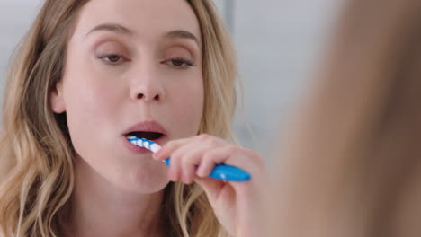 Schöne-Frau,-Die-Im-Badezimmer-Zähne-Putzt,-In-Den-Spiegel-Schaut-Und-Eine-Gute-Mundhygiene-Genießt,-Die-Sich-Auf-Die-Morgenroutine-Vorbereitet