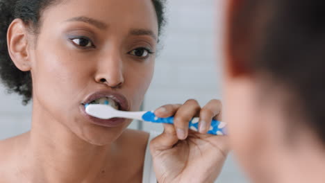 Schöne-Frau,-Die-Im-Badezimmer-Zähne-Putzt,-In-Den-Spiegel-Schaut-Und-Eine-Gute-Mundhygiene-Genießt,-Die-Sich-Auf-Die-Morgenroutine-Vorbereitet