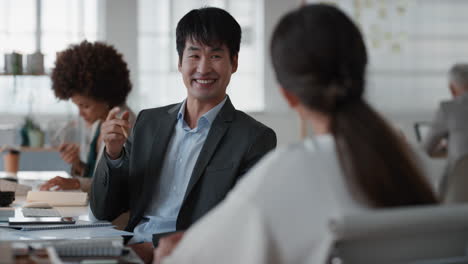 Empresario-Asiático-Profesional-Charlando-Con-Un-Pasante-Discutiendo-Una-Entrevista-De-Trabajo-Con-Colegas-Conversando-En-La-Oficina-Disfrutando-Del-Trabajo-En-Equipo