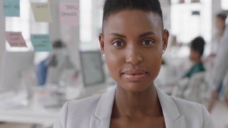 Porträt-Einer-Afroamerikanischen-Geschäftsfrau,-Die-Lächelnd-Ein-Erfolgreiches-Startup-Unternehmen-Genießt-Und-Stolze-Managerin-Im-Büroarbeitsplatz-Genießt