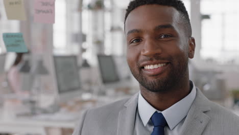 Retrato-Feliz-Hombre-De-Negocios-Afroamericano-Sonriendo-Empresario-Confiado-Disfrutando-De-Una-Exitosa-Empresa-De-Inicio-Orgulloso-Gerente-En-El-Espacio-De-Trabajo-De-Oficina