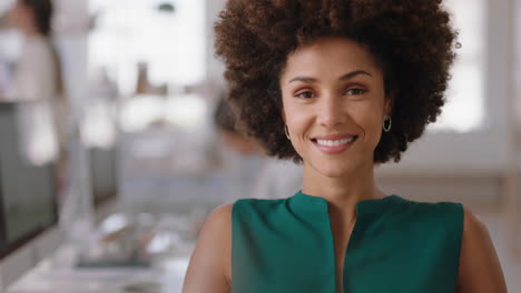 Porträt-Einer-Gemischtrassigen-Geschäftsfrau-Mit-Afro-Lächeln,-Selbstbewusste-Unternehmerin,-Die-Ein-Erfolgreiches-Startup-Unternehmen-Genießt,-Stolze-Managerin-Im-Büroarbeitsplatz