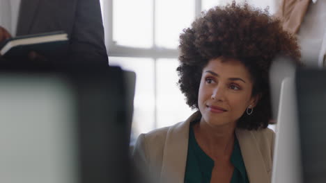 Schöne-Afroamerikanische-Geschäftsfrau,-Die-Sich-Im-Büro-Notizen-Macht,-Brainstorming-Ideen-Und-Planungsstrategie