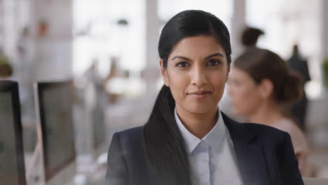 Porträt-Einer-Schönen-Indischen-Geschäftsfrau,-Die-Lächelt,-Ein-Glücklicher-Unternehmer,-Der-Ein-Erfolgreiches-Startup-Unternehmen-Genießt,-Stolzer-Manager-Im-Büroarbeitsplatz