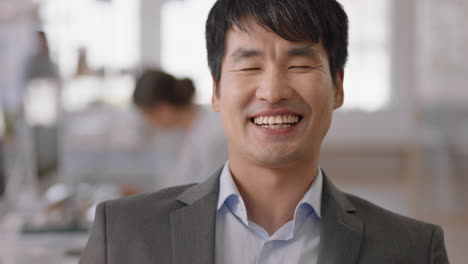 Porträt-Eines-Glücklichen-Asiatischen-Geschäftsmannes,-Der-Lacht,-Erfolgreicher-Unternehmer,-Der-Seine-Karriere-Im-Büroarbeitsbereich-Genießt