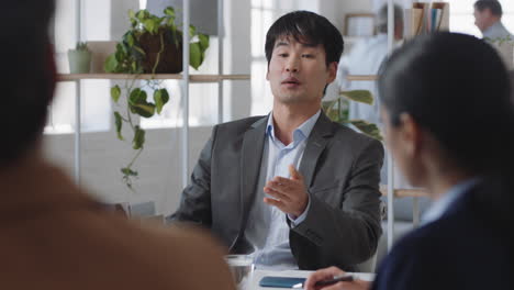 Asiatischer-Geschäftsmann-Tauscht-Kreative-Ideen-Für-Startup-Projekttreffen-Mit-Kollegen-Aus-Und-Diskutiert-Im-Sitzungssaal-Des-Büros-über-Die-Unternehmensstrategie