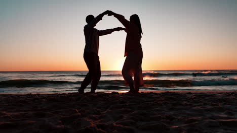 Strand,-Sonnenuntergangstanz-Und-Silhouette-Eines-Paares