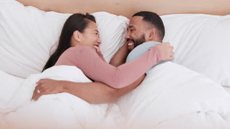 Happy-couple,-bed-and-laughing-in-morning-joke