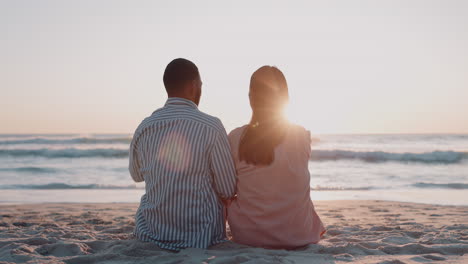 Paar,-Liebe-Und-Herzhände-Am-Strand-Für-Den-Sonnenuntergang
