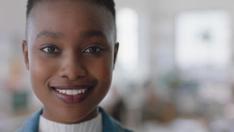 Porträt-Einer-Glücklichen-Afroamerikanischen-Geschäftsfrau,-Die-Lächelnd-Ein-Erfolgreiches-Startup-Unternehmen-Genießt-Und-Stolze-Unternehmerin-Im-Büroarbeitsplatz-Ist