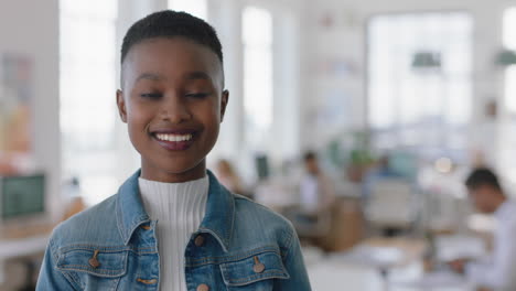 Porträt-Einer-Glücklichen-Afroamerikanischen-Geschäftsfrau,-Die-Lächelnd-Ein-Erfolgreiches-Startup-Unternehmen-Genießt-Und-Stolze-Unternehmerin-Im-Büroarbeitsplatz-Ist