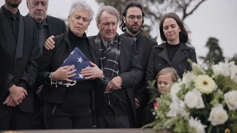 Beerdigung,-Friedhof-Und-Familie-Mit-Amerikanischer-Flagge