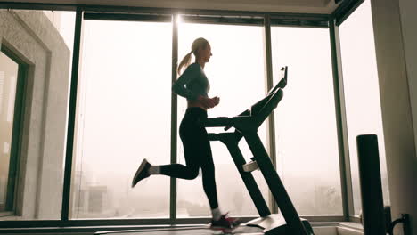 Woman,-running-on-treadmill