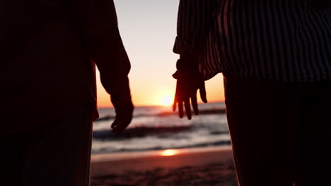 Händchen-Haltend,-Strand-Und-Paar-Bei-Sonnenuntergang