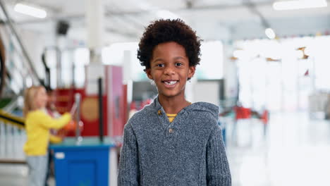 Sonrisa,-Cara-Y-Un-Niño-En-Una-Feria-De-Ciencias