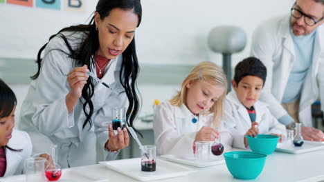 Science-teacher,-children-and-chemistry-class