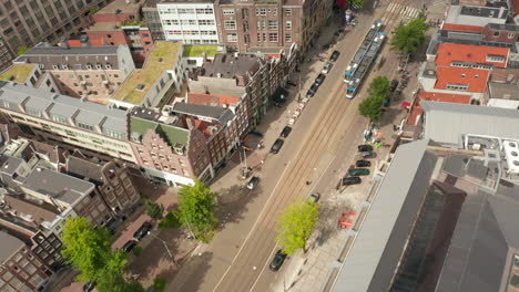 Calle-Amsterdam-Con-Tranvía-De-Transporte-Público-Desde-La-Perspectiva-Aérea-De-Drones