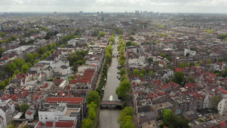 Typischer-Amsterdamer-Kanal-Weite-Sicht-Aufrichtend,-Luft-Nach-Vorn,-Bewölkt