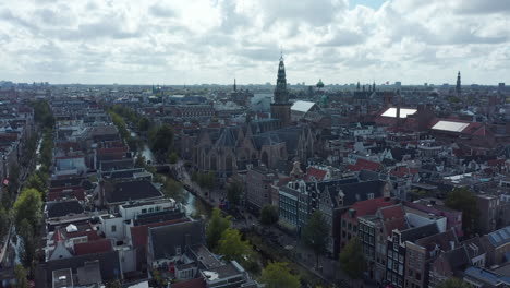Paisaje-Urbano-De-Amsterdam-Con-Canales-Desde-La-Perspectiva-De-Drones-Con-Nubes