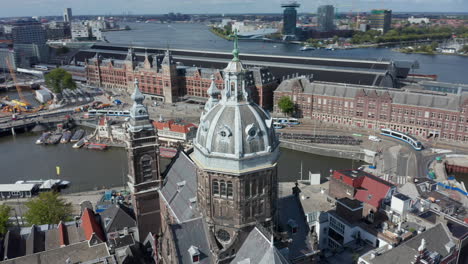 Kreisende-Spitze-Der-Basilika-Des-Heiligen-Nikolaus,-Amsterdam,-Luftdrohne
