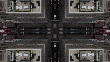 Vogelperspektive-Von-Fahrzeugen,-Die-An-Einer-Symmetrischen-Kreuzung-Zwischen-Hohen-Gebäuden-In-Der-Stadt-Vorbeifahren.-Abstraktes-Digital-Zusammengesetztes-Filmmaterial-Mit-Computereffekt