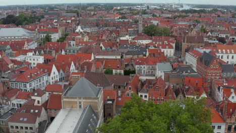 Stadtbild-über-Brügge,-Belgien-Mit-Roten-Dächern-Mit-Kirchen-Aus-Der-Luftperspektive