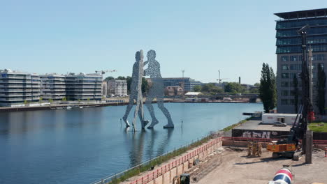 Vorwärts-Fliegen-Zu-Molekülmann,-30-Meter-Hohe-Skulptur-An-Der-Spree.-Drei-Menschliche-Silhouetten,-Die-Sich-Aneinander-Lehnen.-Berlin,-Deutschland