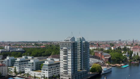 Vorwärtsflug-Zum-Bürogebäude-Twin-Towers-An-Der-Spree.-Zwei-Moderne-Hochhäuser.-Sonniger-Tag-Mit-Klarem-Himmel.-Berlin,-Deutschland