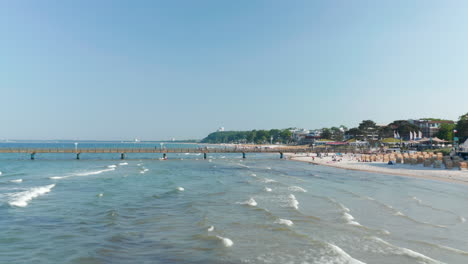 Playa-Escénica-De-Destino-De-Viajes-De-Verano-En-Scharbeutz,-Alemania,-Mar-Báltico,-Día-Soleado,-Dolly-In