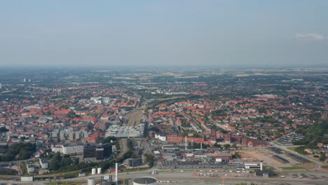 Luftbildflug-über-Den-Schornstein-Des-Kraftwerks-Esbjerg-In-Esbjerg.-Drohnenansicht,-Die-In-Richtung-Der-Atemberaubenden-Skyline-Eines-Der-Wichtigsten-Seehäfen-Skandinaviens-Mäht