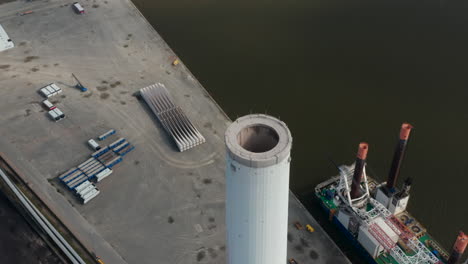 Vuelo-Aéreo-Gira-Lentamente-Alrededor-De-La-Chimenea-De-La-Central-Eléctrica-De-Esbjerg-En-Dinamarca.-La-Central-Eléctrica-Dejará-De-Utilizar-Carbón-Como-Combustible-Para-2023-Y-La-Chimenea-Es-La-Más-Alta-De-Escandinavia