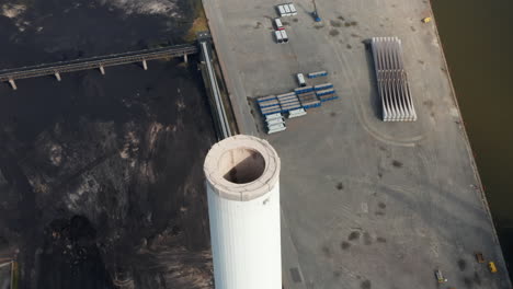 Vuelo-Aéreo-En-órbita-Alrededor-De-La-Chimenea-De-La-Central-Eléctrica-De-Esbjerg-En-Dinamarca.-La-Chimenea-De-Esta-Estación-Que-No-Tendrá-Carbono-Para-2023-Es-La-Más-Alta-De-Escandinavia