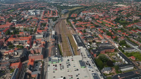 Rückwärtsflug-über-Dem-Bahnhof-Im-Zentrum-Einer-Kleinen-Dänischen-Stadt.-Luftpanoramablick-Auf-Die-Kleine-Dänische-Stadt.-Esbjerg-Banegård,-Esbjerg,-Dänemark.