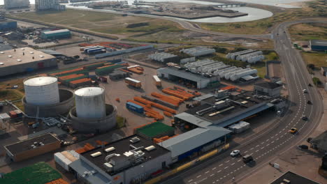 Vista-Aérea-De-Los-Tanques-De-Almacenamiento-De-Petróleo-Industrial-En-Esbjerg,-Puerto-De-Dinamarca.-Port-Esbjerg-Es-La-Base-Para-Todos-Los-Campos-De-Petróleo-Y-Gas-En-El-Mar-Del-Norte