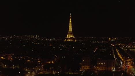 Wunderschön-Beleuchtete-Majestätische-Struktur-Des-Eiffelturms-über-Der-Nachtstadt.-Leuchtendes-Wahrzeichen.-Paris,-Frankreich