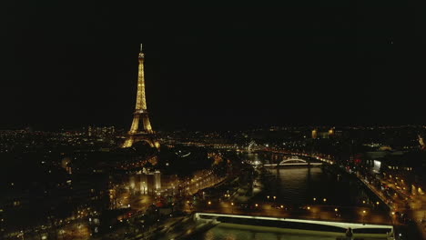 Abendverkehr-Auf-Brücken-Und-Am-Ufer-Der-Seine.-Beleuchtete-Majestätische-Touristenattraktion.-Eiffelturm-Bei-Nacht.-Paris,-Frankreich