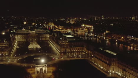 Fliegen-Sie-Nachts-über-Den-Gebäudekomplex-Des-Louvre-Museum-Of-Art.-Beleuchteter-Platz-Mit-Glaspyramide.-Paris,-Frankreich
