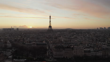 Erhöhte-Panoramaaufnahme-Des-Stadtbildes-Mit-Eiffelturm-In-Der-Dämmerung.-Bunter-Sonnenunterganghimmel-Im-Hintergrund.-Paris,-Frankreich
